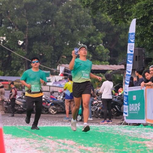 Race photo from BAUR RUN 2025