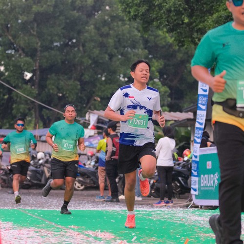 Race photo from BAUR RUN 2025