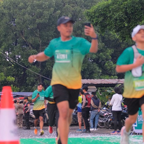 Race photo from BAUR RUN 2025