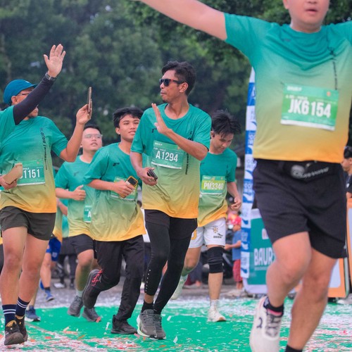 Race photo from BAUR RUN 2025