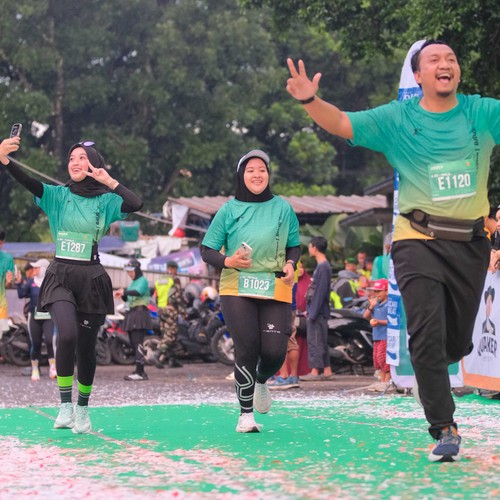 Race photo from BAUR RUN 2025