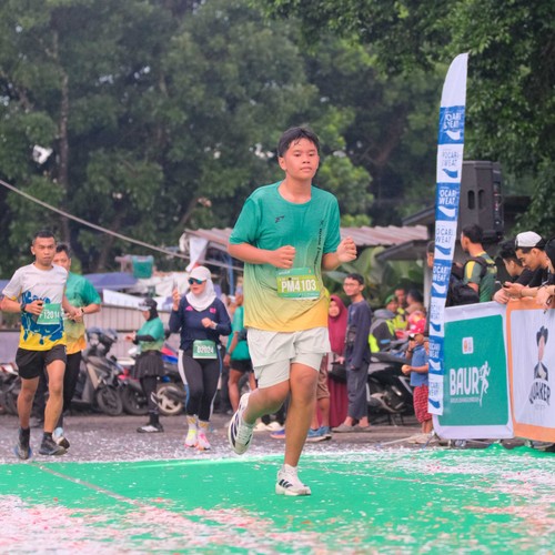 Race photo from BAUR RUN 2025