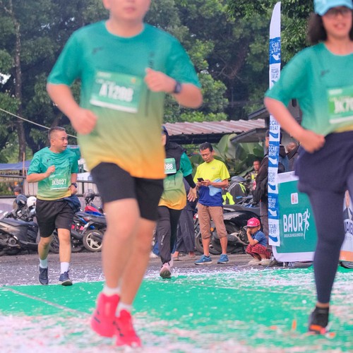 Race photo from BAUR RUN 2025