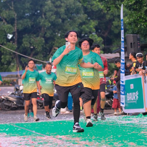 Race photo from BAUR RUN 2025