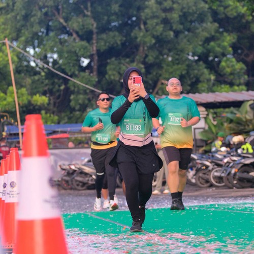 Race photo from BAUR RUN 2025