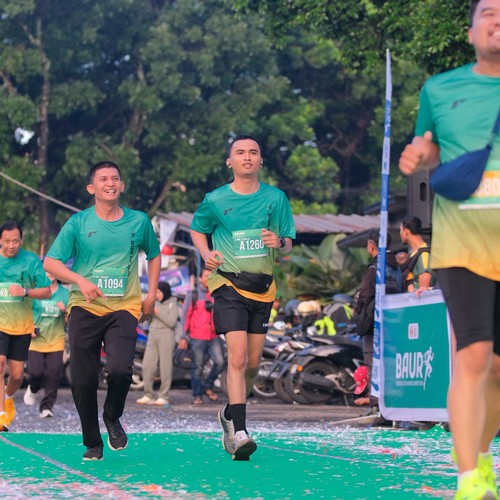 Race photo from BAUR RUN 2025