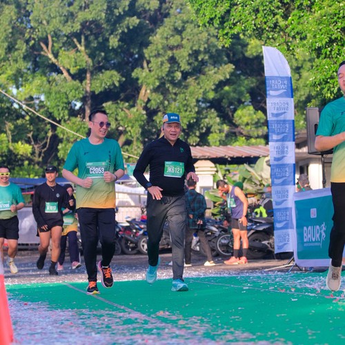 Race photo from BAUR RUN 2025
