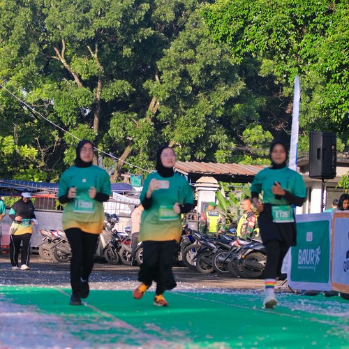 Race photo from BAUR RUN 2025