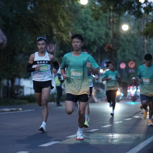 Race photo from BAUR RUN 2025