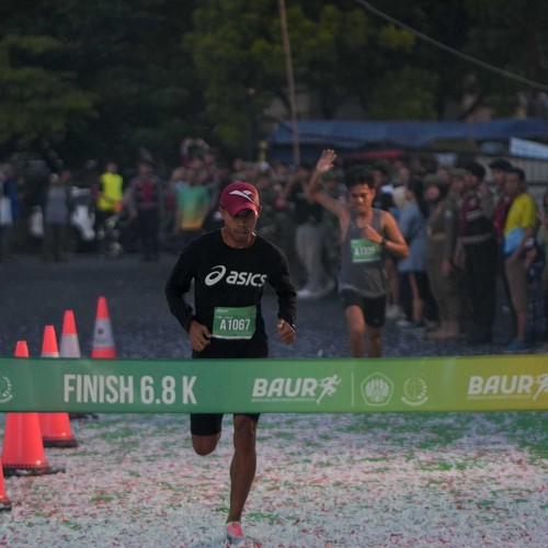Race photo from BAUR RUN 2025