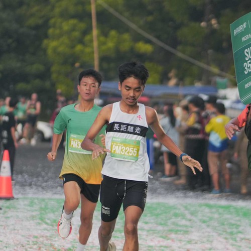 Race photo from BAUR RUN 2025