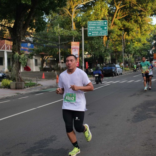 Race photo from BAUR RUN 2025