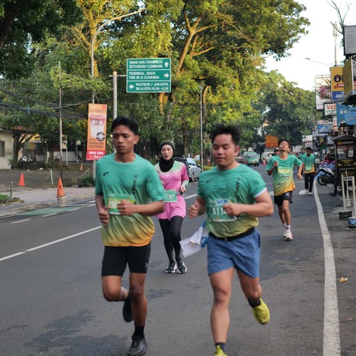 Race photo from BAUR RUN 2025