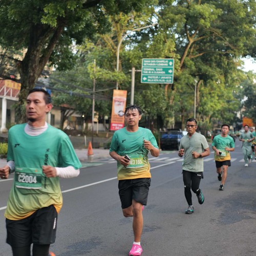 Race photo from BAUR RUN 2025