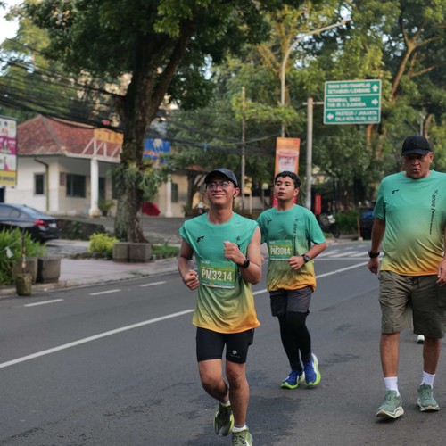 Race photo from BAUR RUN 2025