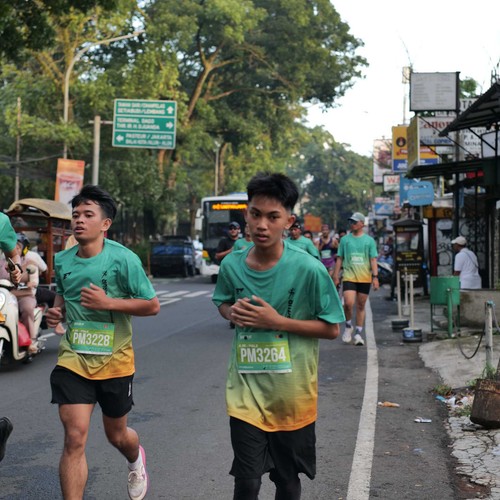 Race photo from BAUR RUN 2025