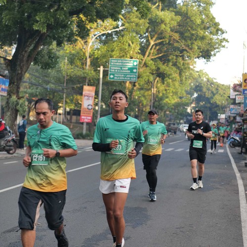 Race photo from BAUR RUN 2025