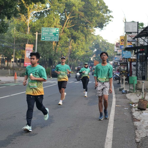 Race photo from BAUR RUN 2025