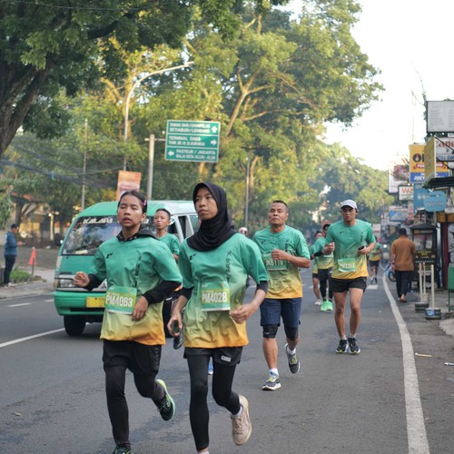 Race photo from BAUR RUN 2025