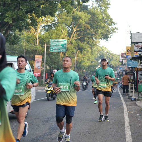Race photo from BAUR RUN 2025