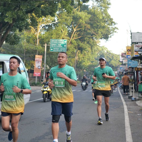Race photo from BAUR RUN 2025