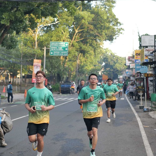 Race photo from BAUR RUN 2025