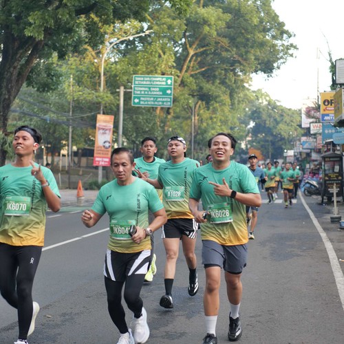 Race photo from BAUR RUN 2025