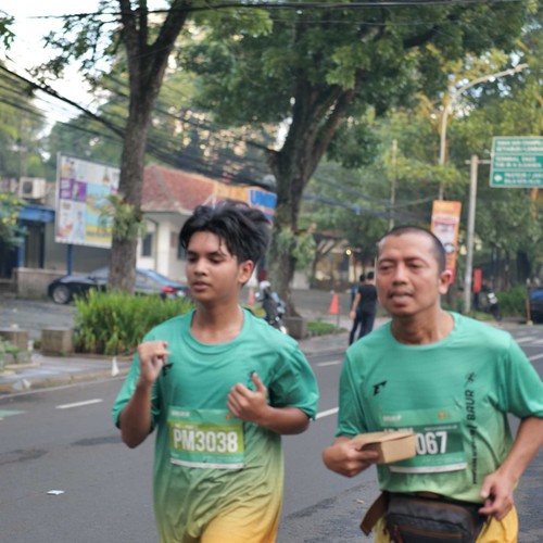 Race photo from BAUR RUN 2025
