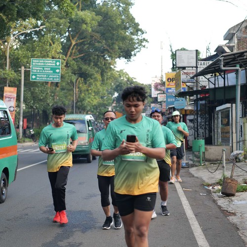 Race photo from BAUR RUN 2025