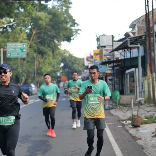 Race photo from BAUR RUN 2025