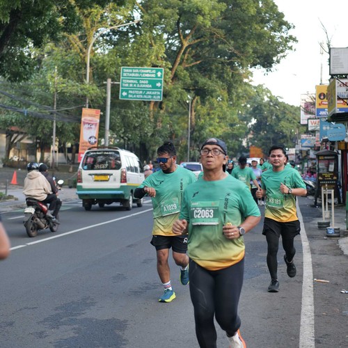 Race photo from BAUR RUN 2025
