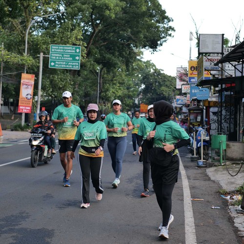 Race photo from BAUR RUN 2025