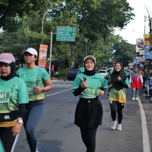 Race photo from BAUR RUN 2025