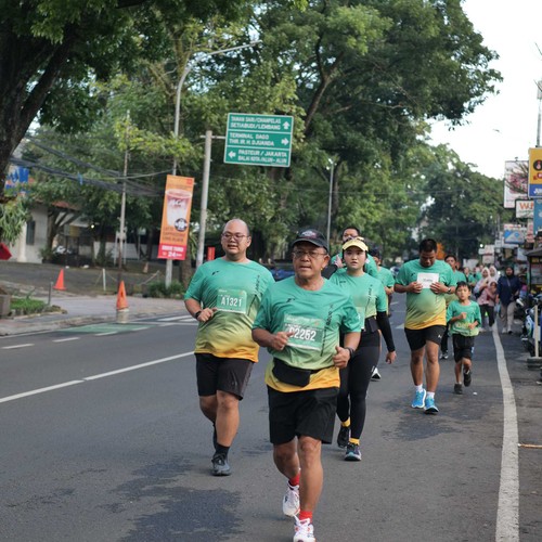 Race photo from BAUR RUN 2025