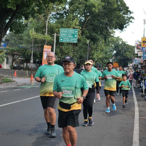 Race photo from BAUR RUN 2025