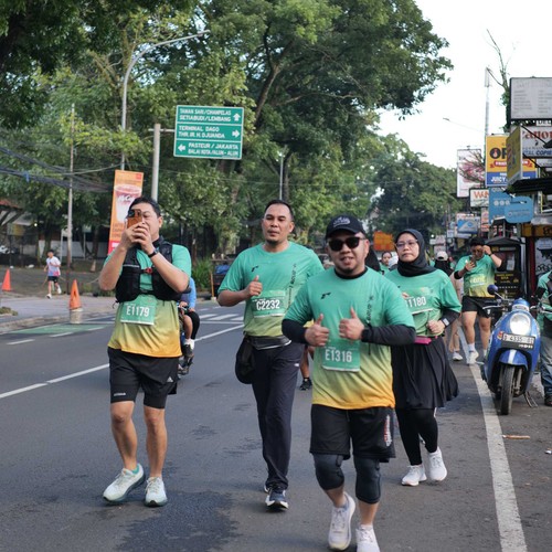 Race photo from BAUR RUN 2025
