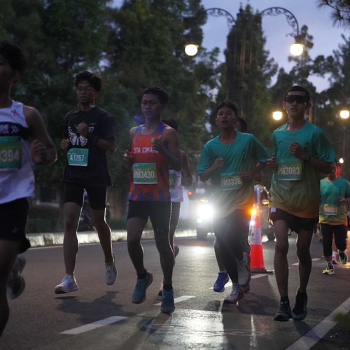 Race photo from BAUR RUN 2025