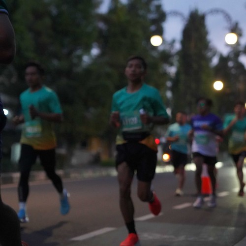 Race photo from BAUR RUN 2025