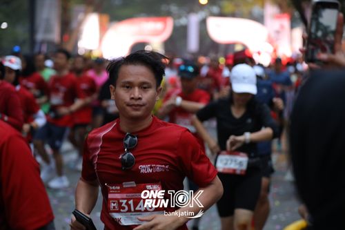 Race photo from ONE RUN 10 K