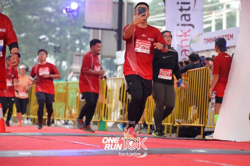 Race photo from ONE RUN 10 K