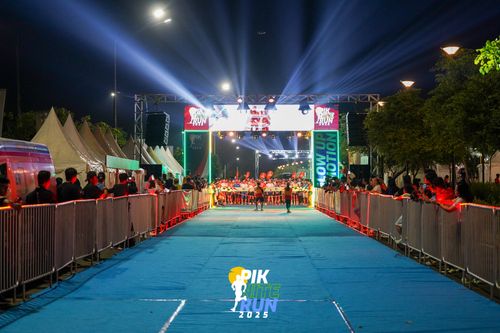 Race photo from PIK NITE RUN 2025