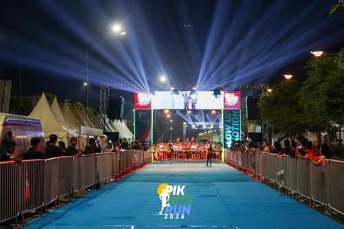 Race photo from PIK NITE RUN 2025