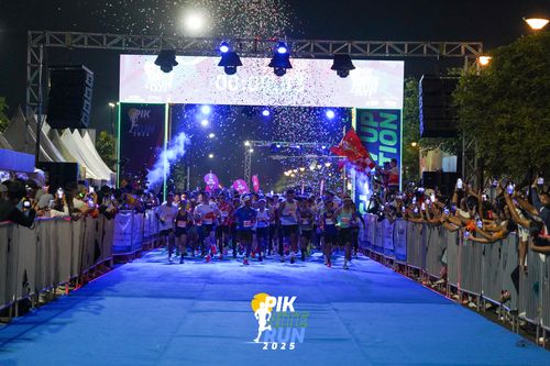 Race photo from PIK NITE RUN 2025