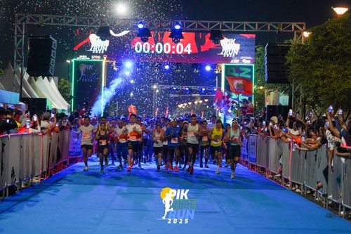 Race photo from PIK NITE RUN 2025
