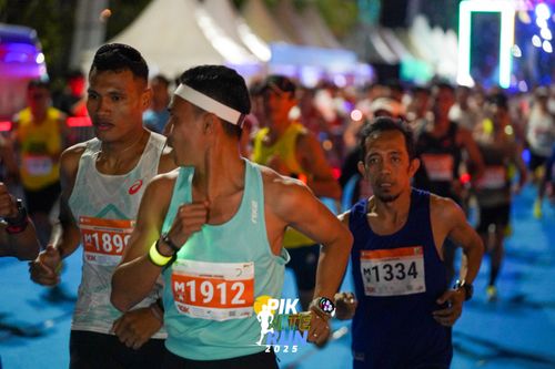 Race photo from PIK NITE RUN 2025