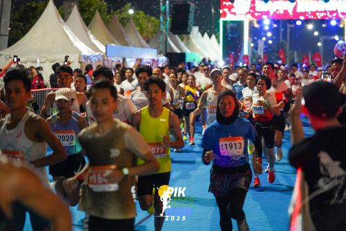 Race photo from PIK NITE RUN 2025