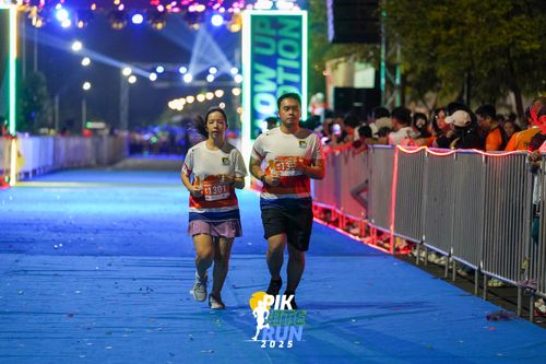 Race photo from PIK NITE RUN 2025