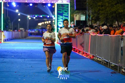 Race photo from PIK NITE RUN 2025