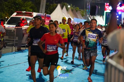Race photo from PIK NITE RUN 2025