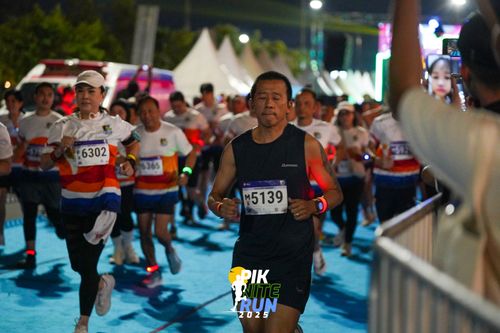 Race photo from PIK NITE RUN 2025